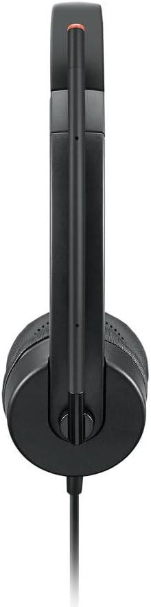 Vista laterale delle cuffie Lenovo con microfono integrato, design compatto e connessione analogica per un utilizzo versatile e confortevole. Vista laterale delle cuffie Lenovo con microfono integrato, design compatto e connessione analogica per un utilizzo versatile e confortevole.